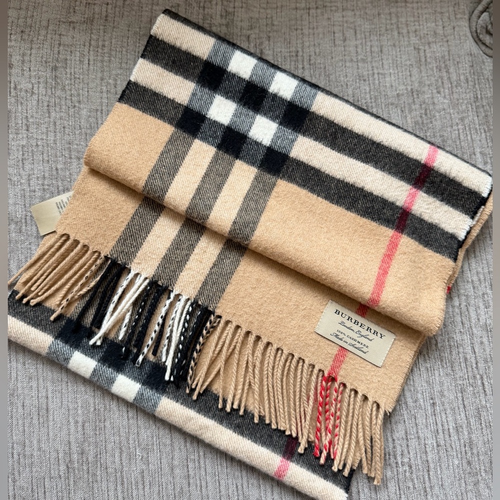 Burberry AUTHENTIC Beige and Black Checkered cashmere Scarf⭐️ - Picture 10 of 16